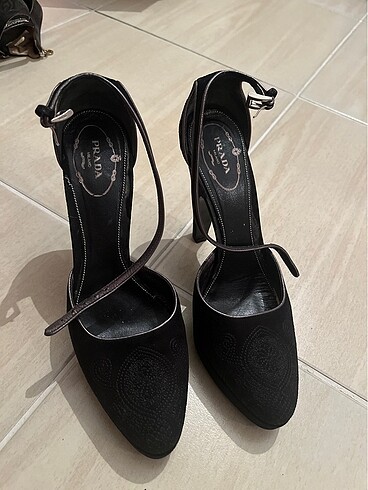Prada siyah topuklu ayakkabı