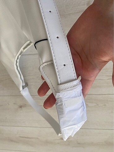  Beden beyaz Renk stradivarius etiketli çanta