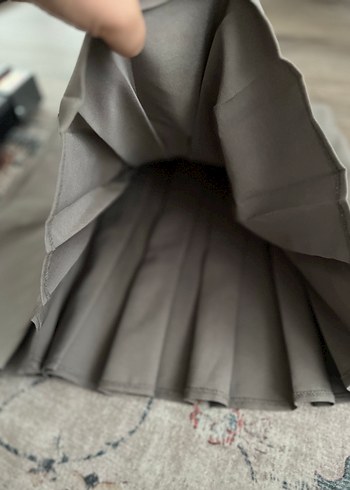 Zincir Detaylı Gri Pileli Etek - Görsel 4