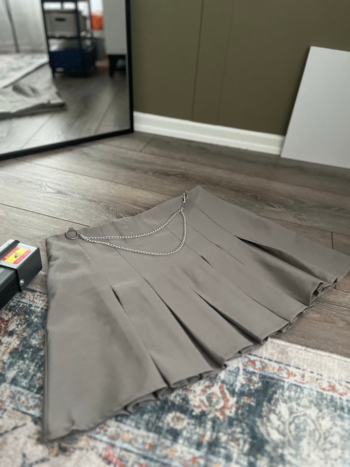 Zincir Detaylı Gri Pileli Etek - Görsel 5