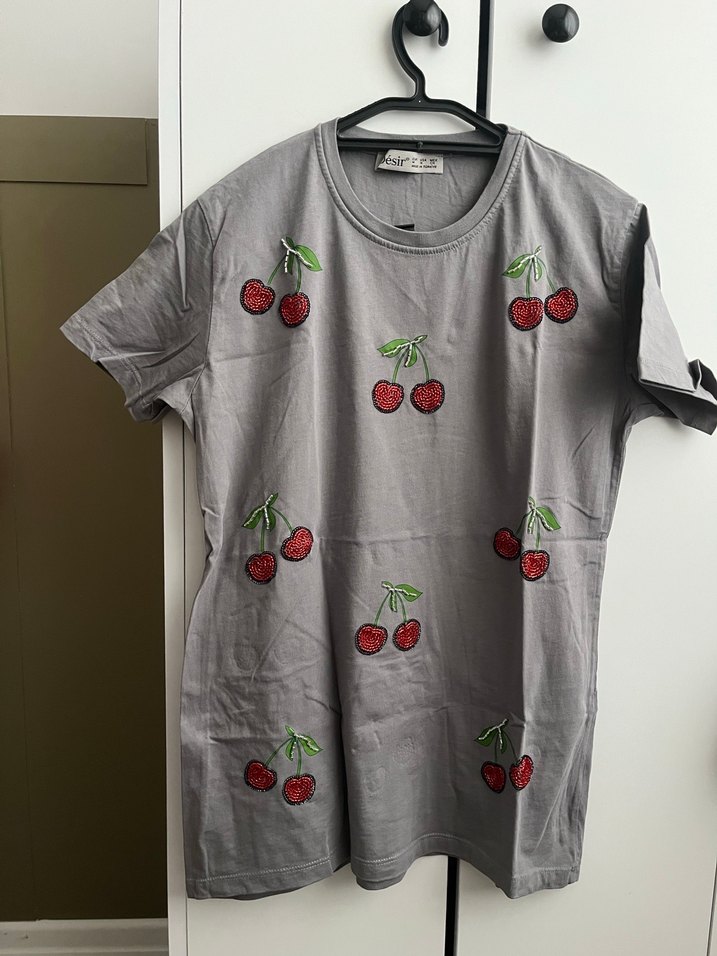 Kiraz Nakışlı Gri Kadın Tişört - Görsel 5