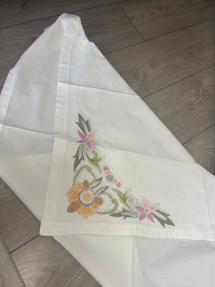 Nakışlı Beyaz Masa Örtüsü - Görsel 3