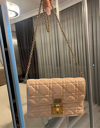 Dior canta