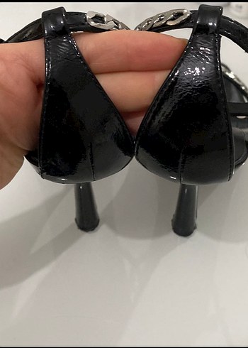 37 Beden Zara Siyah Deri Zincir Detaylı Stiletto