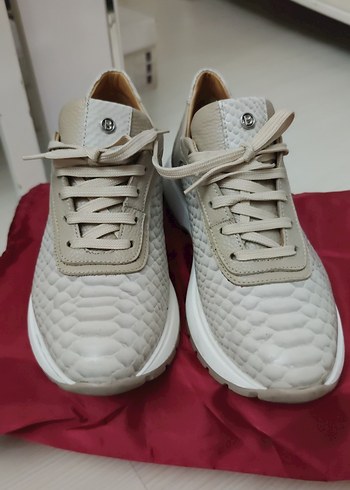 Deri Görünümlü Bej Yılan Desenli Dolgu Topuk Spor Ayakkabı - Görsel 2