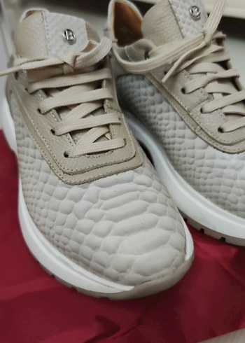 Deri Görünümlü Bej Yılan Desenli Dolgu Topuk Spor Ayakkabı - Görsel 3