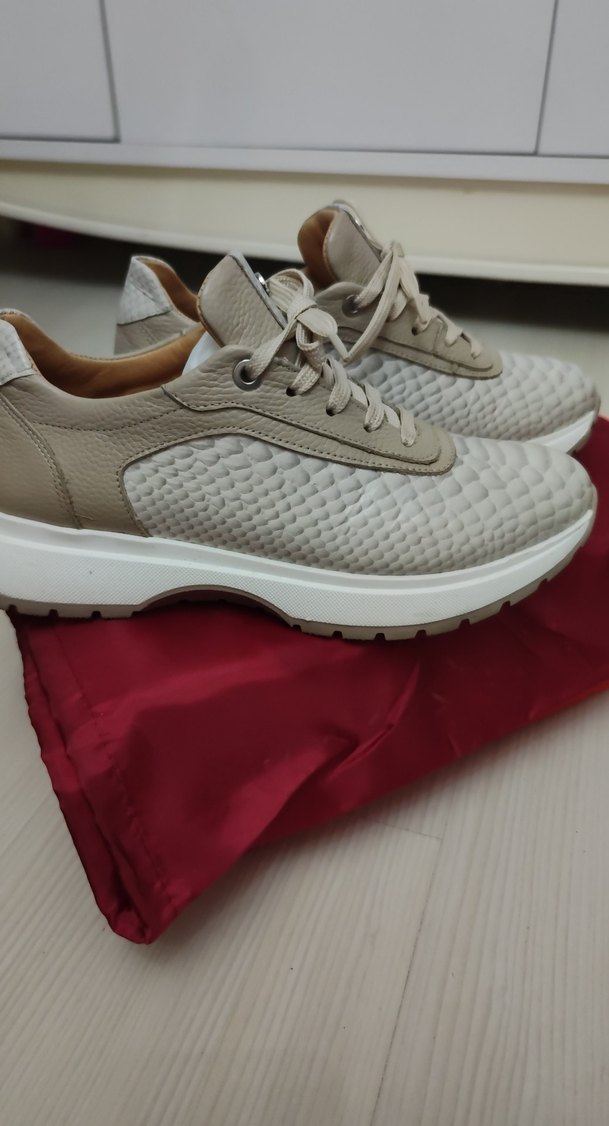 Deri Görünümlü Bej Yılan Desenli Dolgu Topuk Spor Ayakkabı - Görsel 4