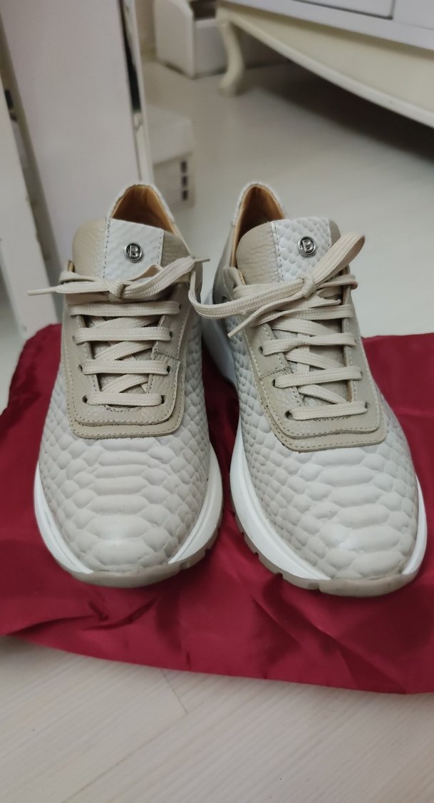 Deri Görünümlü Bej Yılan Desenli Dolgu Topuk Spor Ayakkabı - Görsel 2