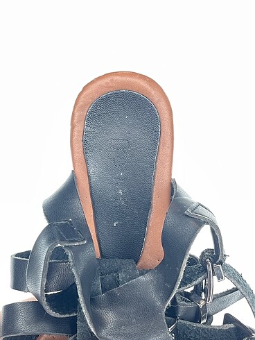 36 Beden siyah Renk PreLoved Sandalet %70 İndirimli.