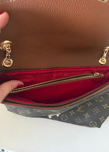 Kahverengi Zincir Detaylı Deri Kadın Çapraz Çanta - Görsel 4