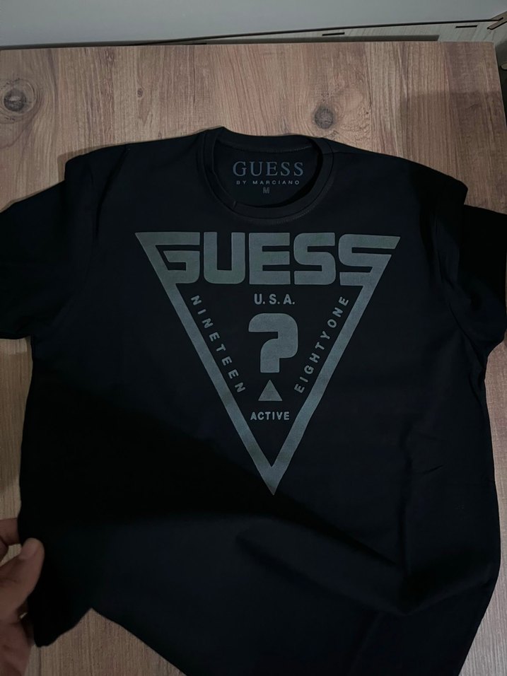 Guess Siyah Bisiklet Yaka Tişört — görsel 2/5