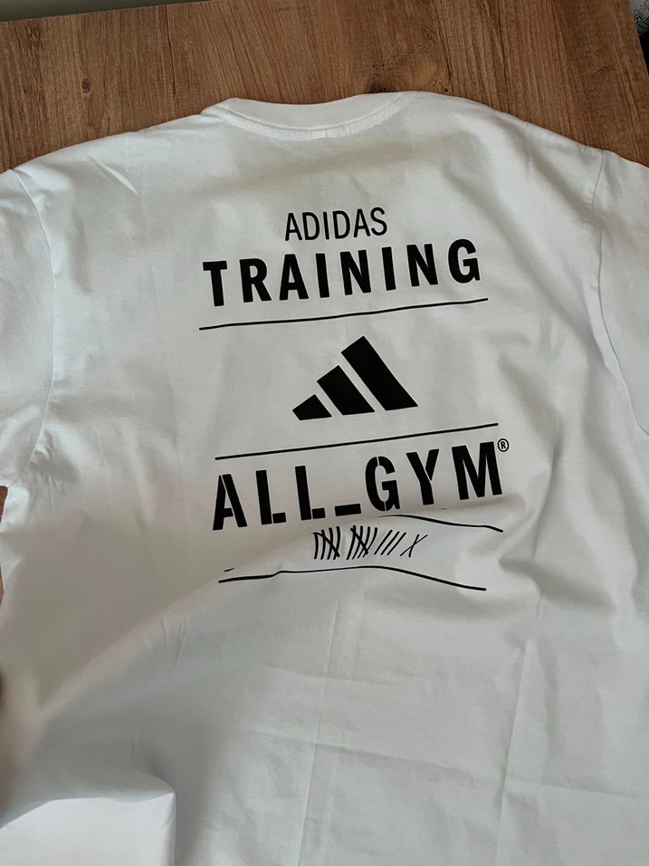 Adidas Beyaz Siyah Logo Tişört — görsel 3/4