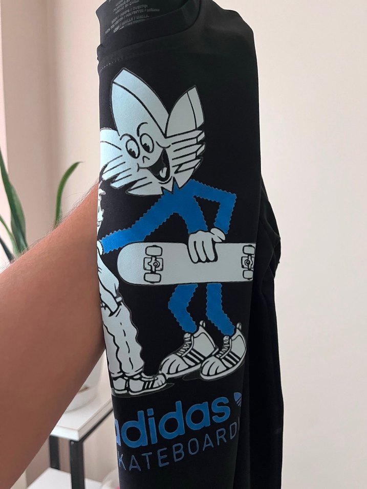 Adidas Siyah Grafikli Skateboard Tişört — görsel 3/4