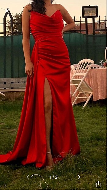 Kırmızı yırtmaçlı saten abiye elbise