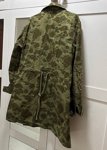 Düğmeli Kamuflaj Desenli Midi Ceket - Görsel 3