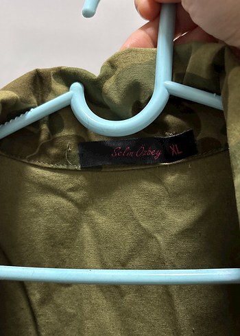 Düğmeli Kamuflaj Desenli Midi Ceket - Görsel 4