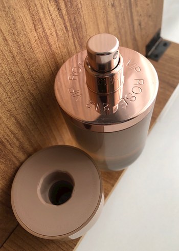 Carolina Herrera 212 VIP Rose Kadın Parfümü - Görsel 3