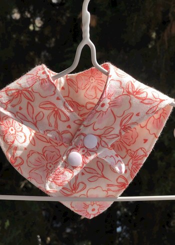 Çiçek Desenli Kırmızı Müslin Bebek Önlüğü - Görsel 3