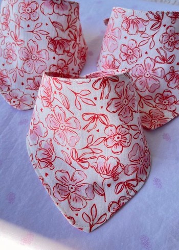 Çiçek Desenli Kırmızı Müslin Bebek Önlüğü - Görsel 2