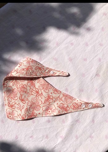 Çiçek Desenli Kırmızı Müslin Bebek Önlüğü - Görsel 4