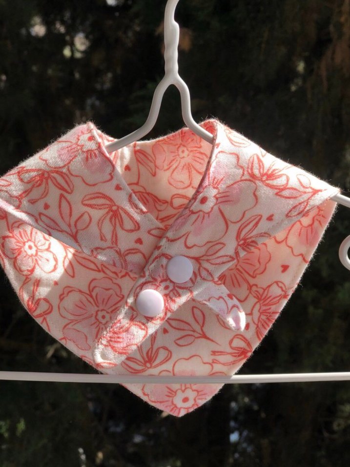 Çiçek Desenli Kırmızı Müslin Bebek Önlüğü - Görsel 3