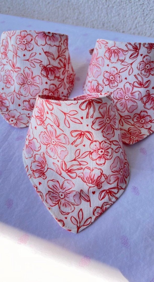 Çiçek Desenli Kırmızı Müslin Bebek Önlüğü - Görsel 2