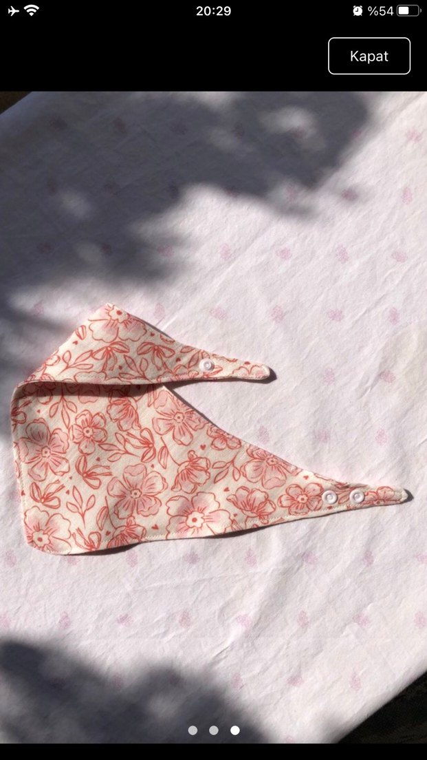 Çiçek Desenli Kırmızı Müslin Bebek Önlüğü - Görsel 4