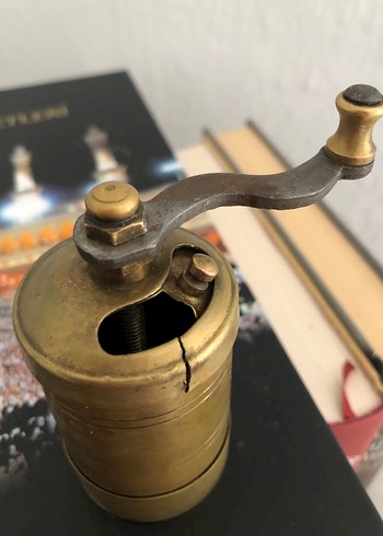 Parlak Altın Renkli El Değirmeni - Görsel 3