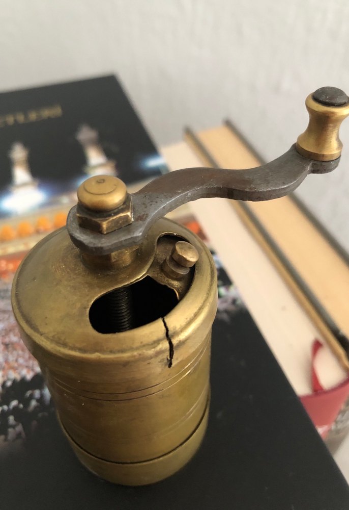 Parlak Altın Renkli El Değirmeni - Görsel 3