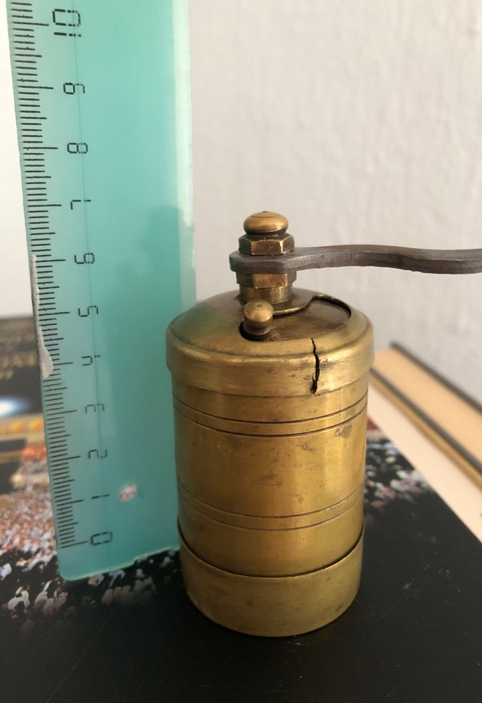 Parlak Altın Renkli El Değirmeni - Görsel 2