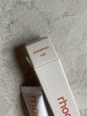 Diğer Rhode skin cinnamon roll