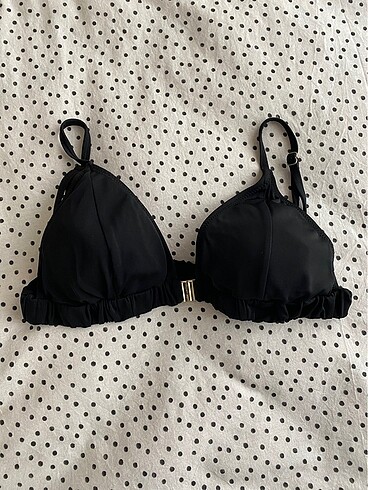 Önden kapamalı bikini üstü