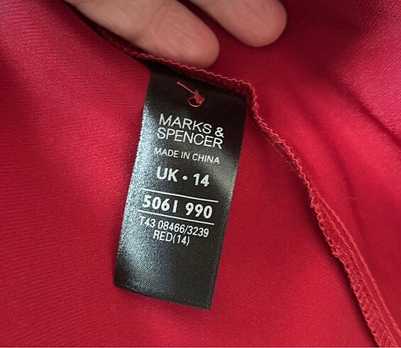 42 Beden kırmızı Renk Saten gömlek .