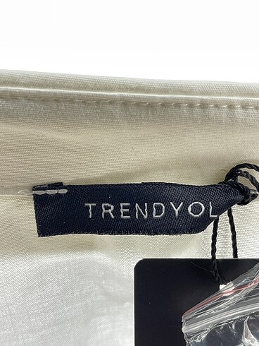 38 Beden beyaz Renk Trendyol & Milla Bluz %70 İndirimli.