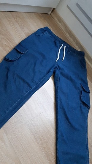 Bilekleri ve beli lastikli