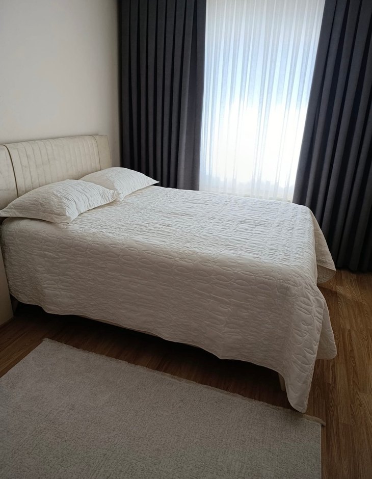 Beyaz Nakışlı Parlak Yastık Kılıfı - Görsel 3