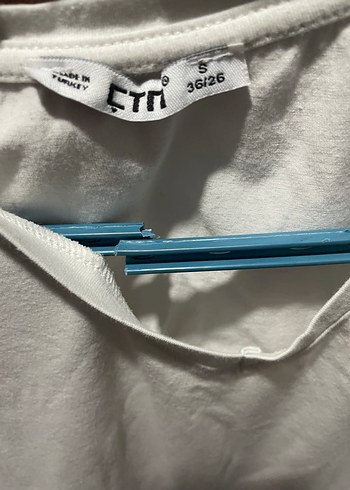 Kadın Beyaz V Yaka Pamuklu Tişört - Görsel 2