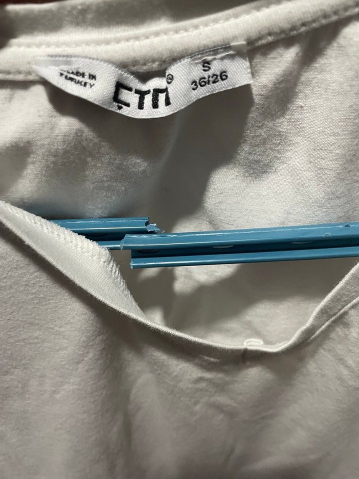 Kadın Beyaz V Yaka Pamuklu Tişört - Görsel 2