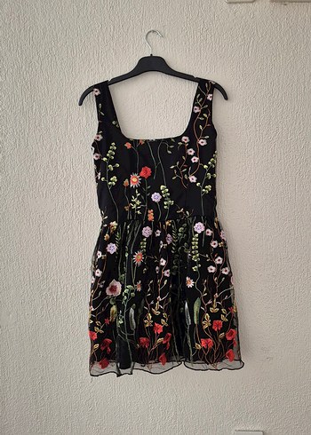 Çiçek İşlemeli Siyah Mini Elbise