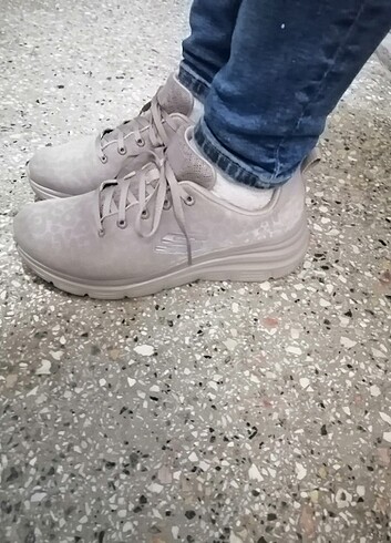 Skechers spor ayakkabı.