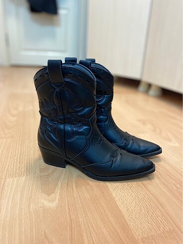 Stradivarius kovboy bot