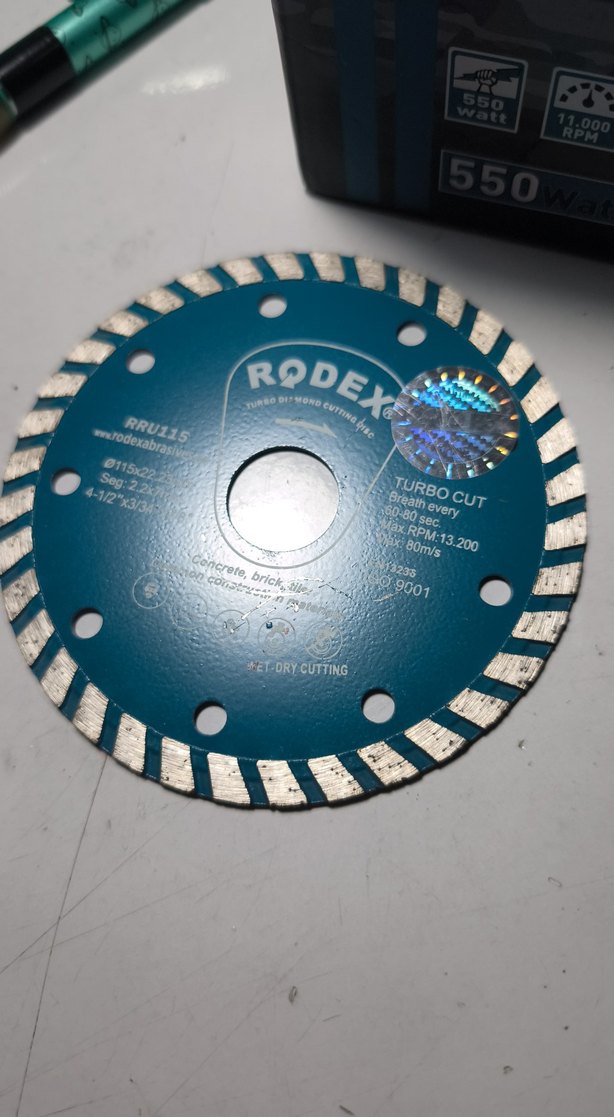 Profesyonel 125 mm Avuç Taşlama Makinesi yanında dört tane disk - Görsel 4