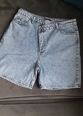 Mavi asimetrik kapama denim şort