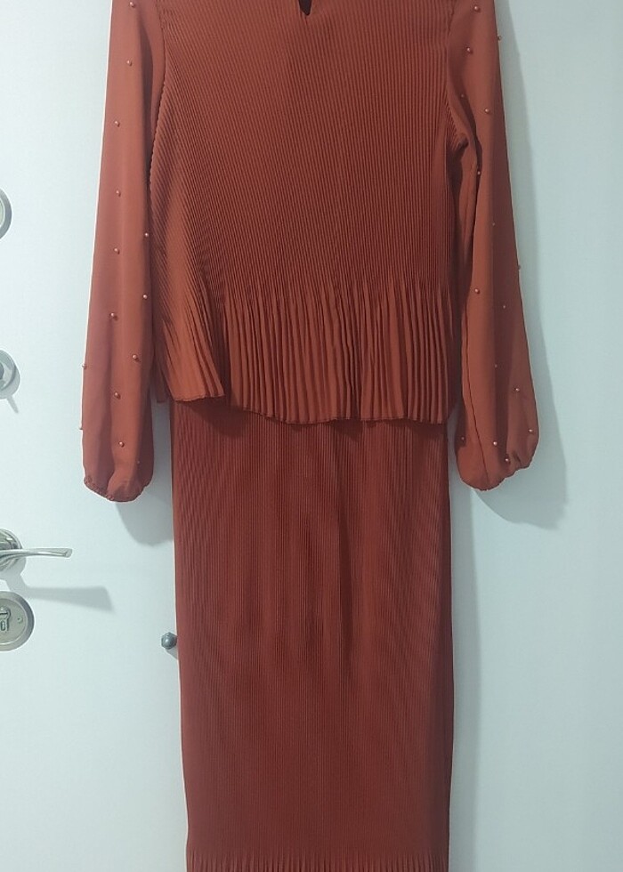 Kolları boncuklu elbise - Görsel 2