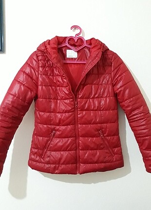 Yeni ayarında kusursuz kırmızı şişme mont