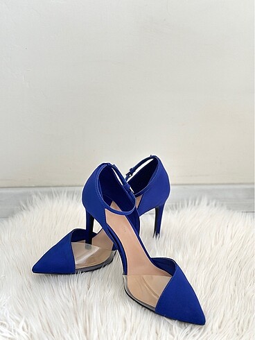 Stradivarius bilekten bağlamalı saks stiletto