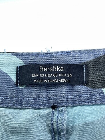 32 Beden çeşitli Renk Bershka Jean / Kot Şort %70 İndirimli.