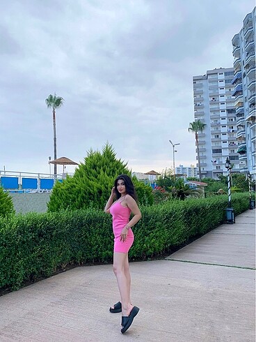 Pembe elbise