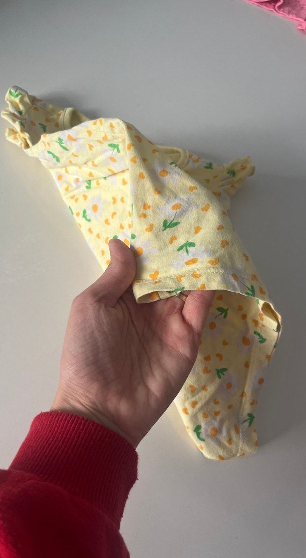 Sarı Desenli Kolsuz Kız Çocuk Tişörtü - Görsel 4