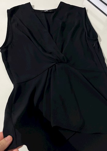 Siyah Drapeli V Yaka Kolsuz Bluz - Görsel 4